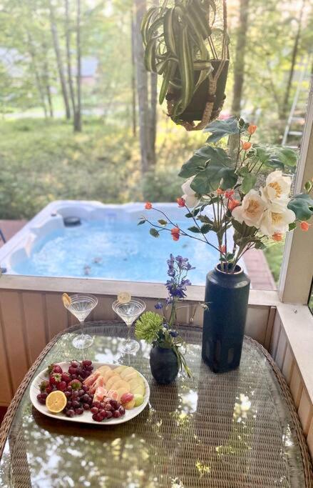 Retreat W/ Hot Tub, Short Walk To & Pool Сasa de vacaciones Jim Thorpe
