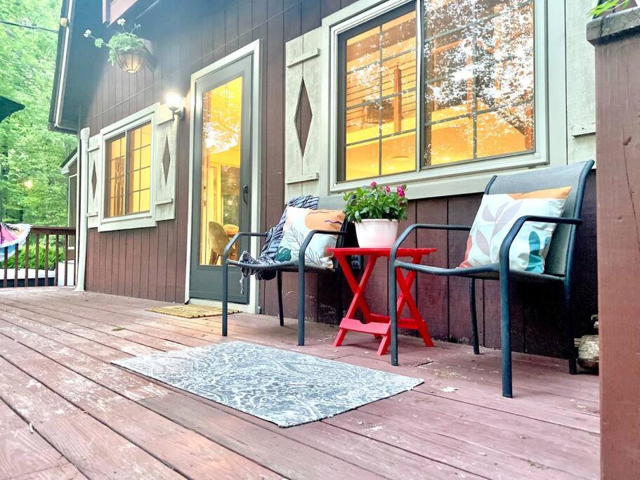 Retreat W/ Hot Tub, Short Walk To & Pool