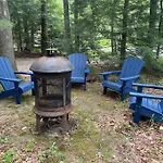 Chalet Retreat W/ Hot Tub, Short Walk To Lake & Pool