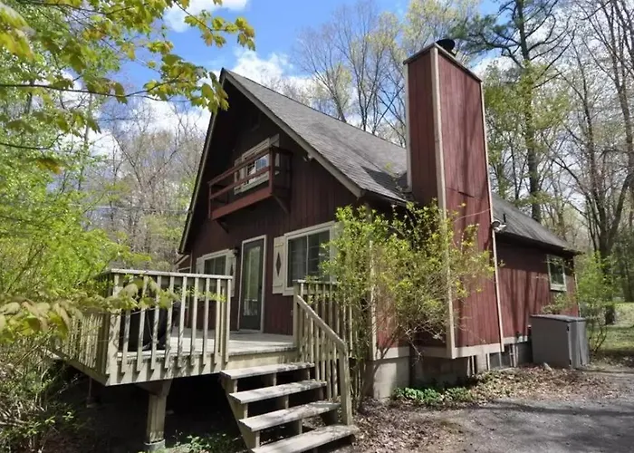 Chalet Retreat W/ Hot Tub, Short Walk To Lake & Pool