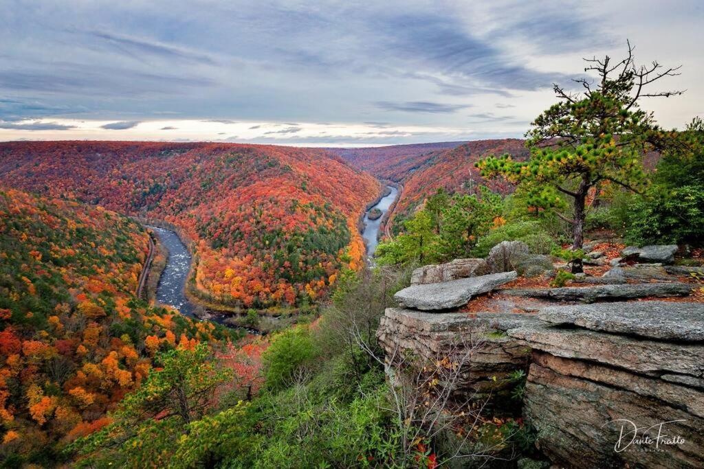 Retreat W/ Hot Tub, Short Walk To & Pool Holiday home Jim Thorpe