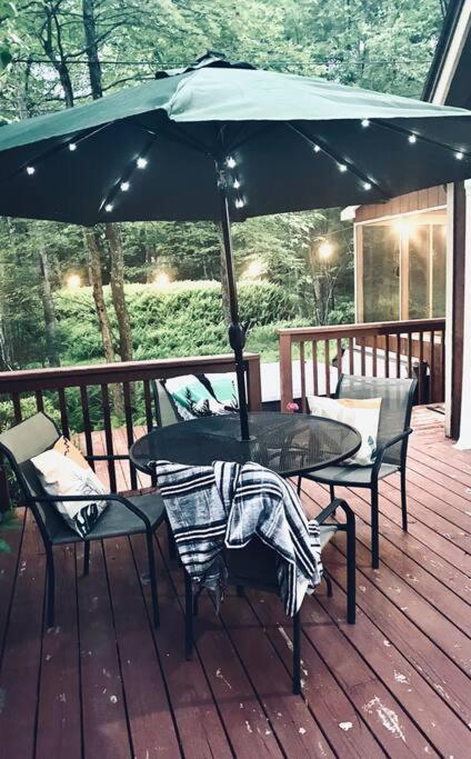 Retreat W/ Hot Tub, Short Walk To & Pool