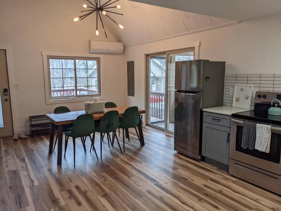 Retreat W/ Hot Tub, Short Walk To & Pool Jim Thorpe