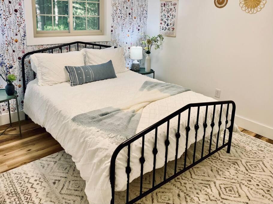 Retreat W/ Hot Tub, Short Walk To & Pool * Jim Thorpe